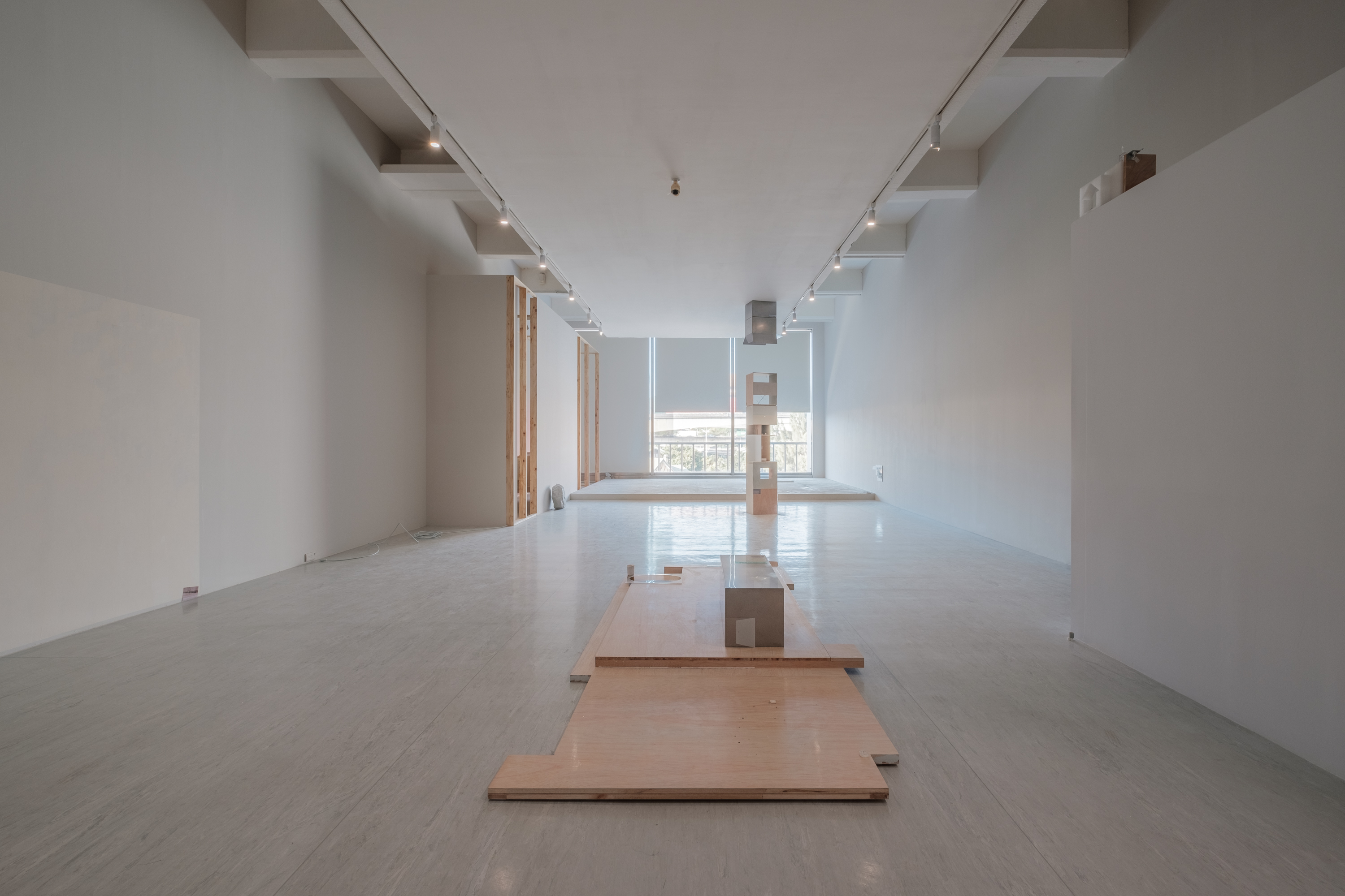 Sara Wu · Floor-based wooden sculpture in gallery space